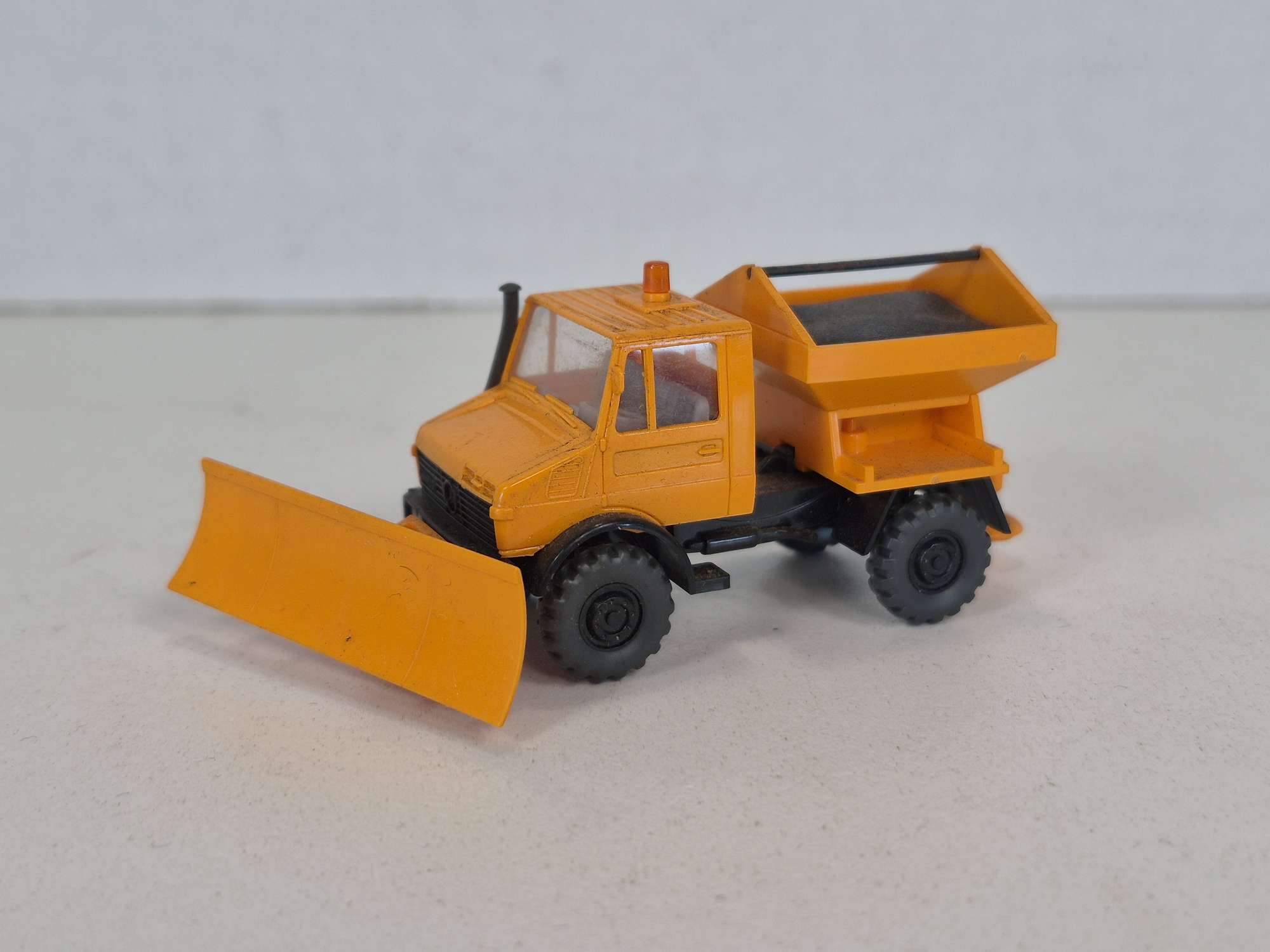 Mercedes-Benz Unimog - Utilaj Dezapezire