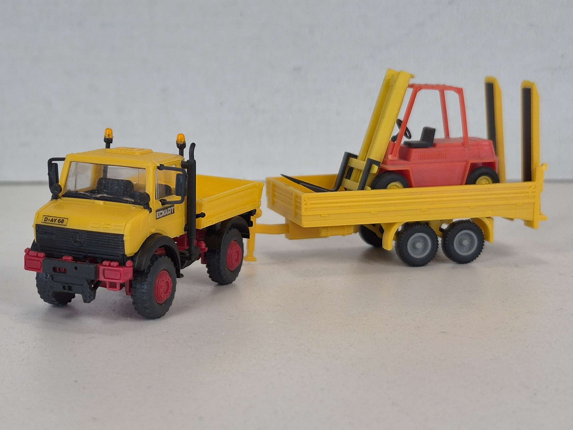 Mercedes-Benz Unimog cu remorca si Stivutor 'Eckart'