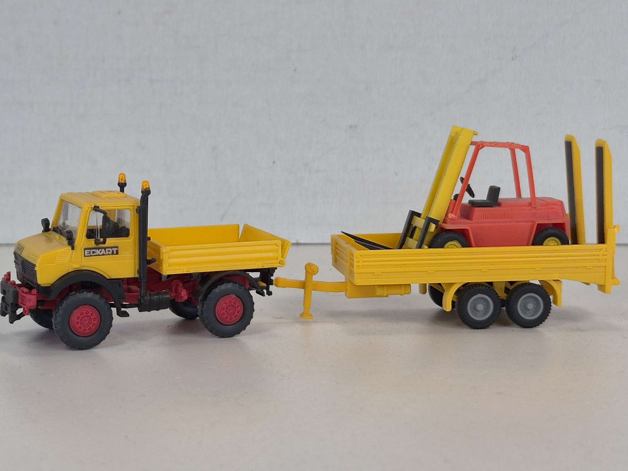 Mercedes-Benz Unimog cu remorca si Stivutor 'Eckart' — photo 2