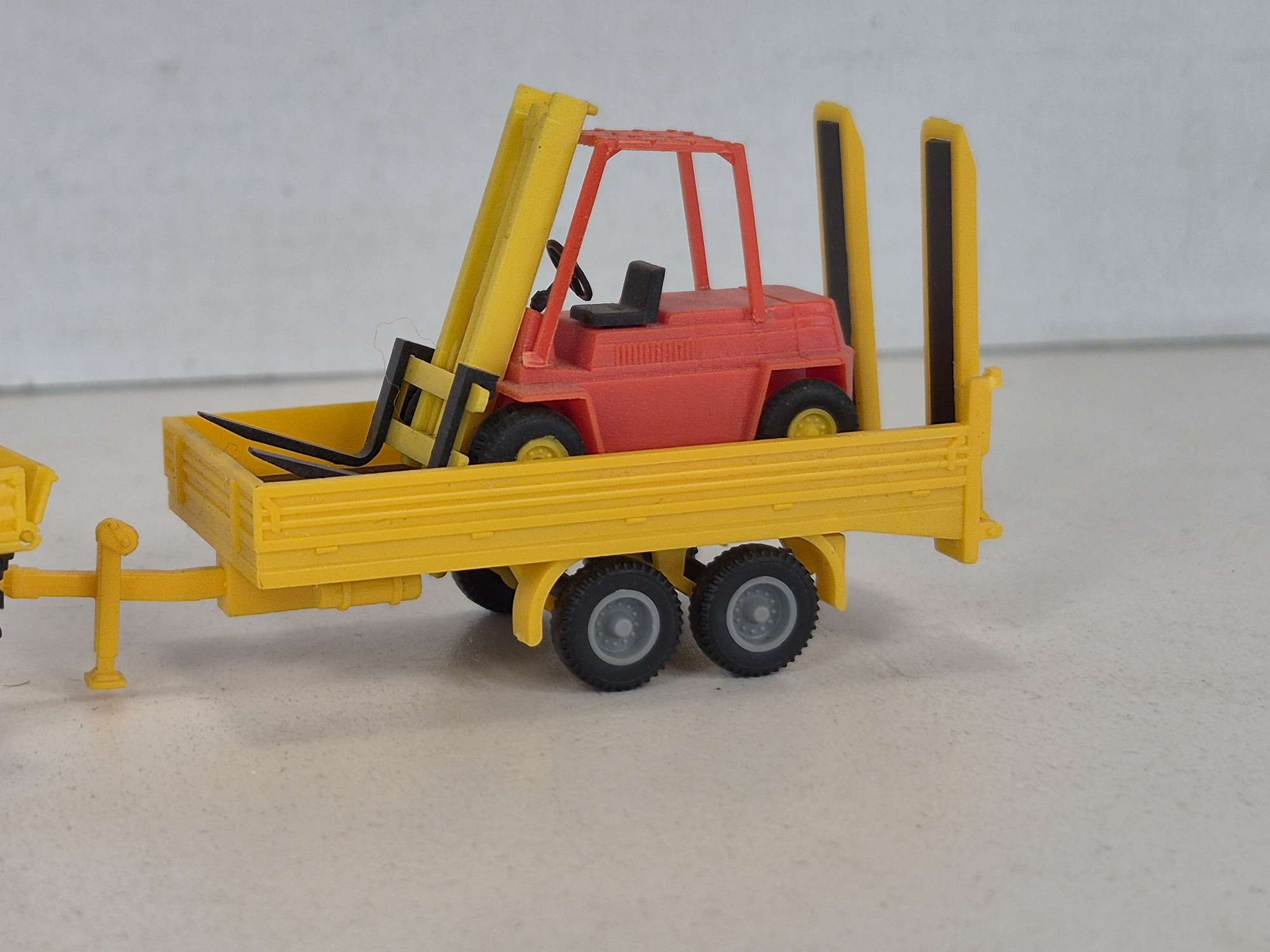 Mercedes-Benz Unimog cu remorca si Stivutor 'Eckart' — photo 4